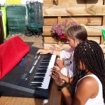 les enfants jouent du piano