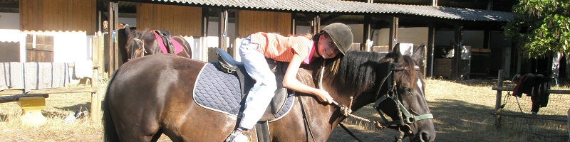 une enfant sur un poney