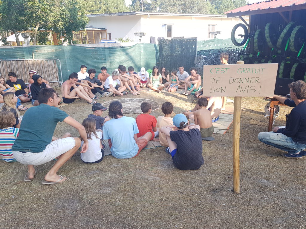 groupe d'enfant en cercle qui discute à l'agora